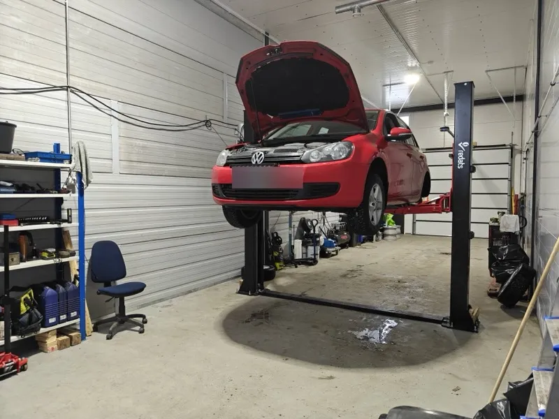 HutKone autokorjaamo Lahti — henkilöauto nostimella huollossa